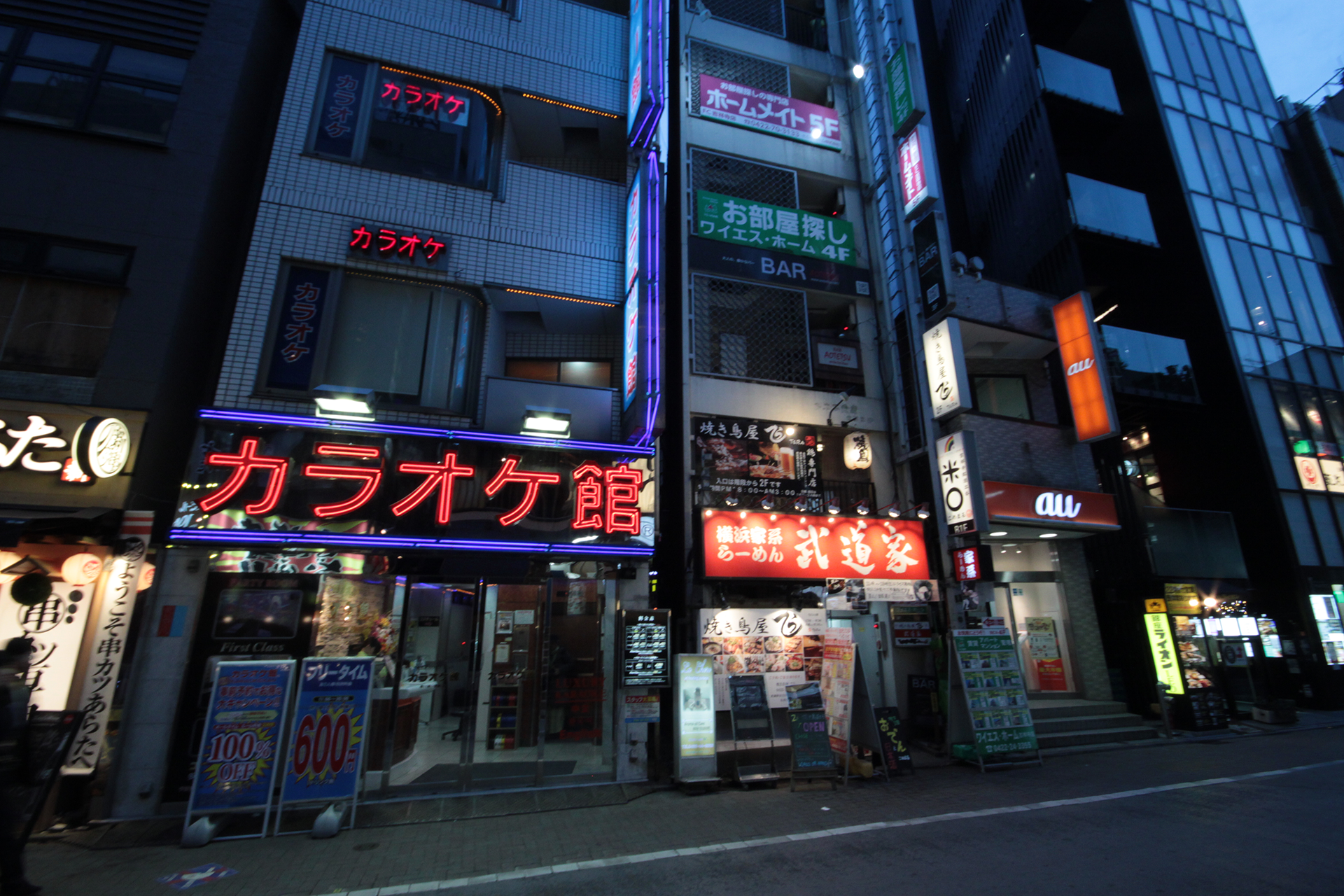 吉祥寺の夜の路地裏、アンバー色に灯るバーへの入口