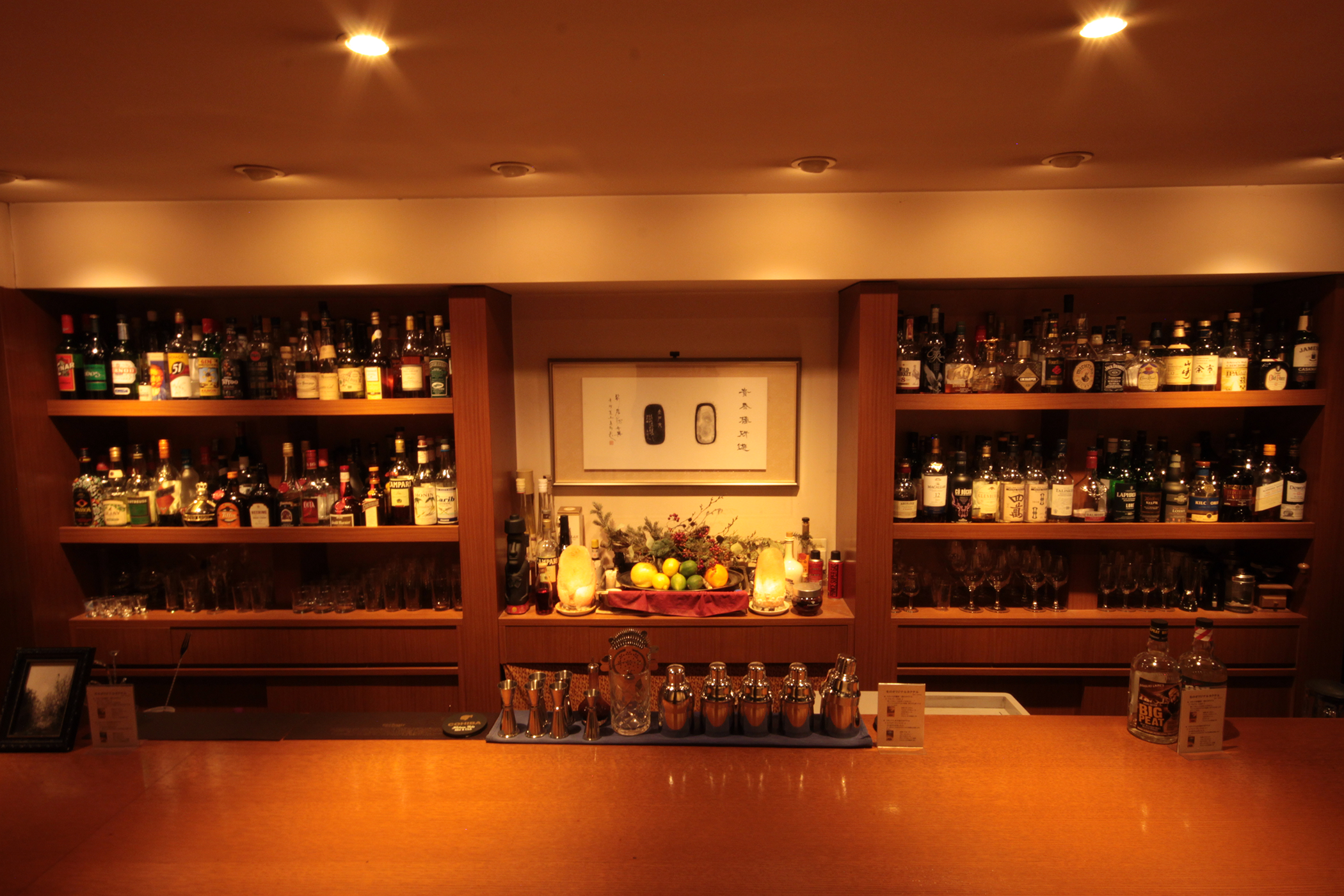 吉祥寺の隠れ家バー・BAR AOTETSUの漆黒のカウンターと琥珀のグラス