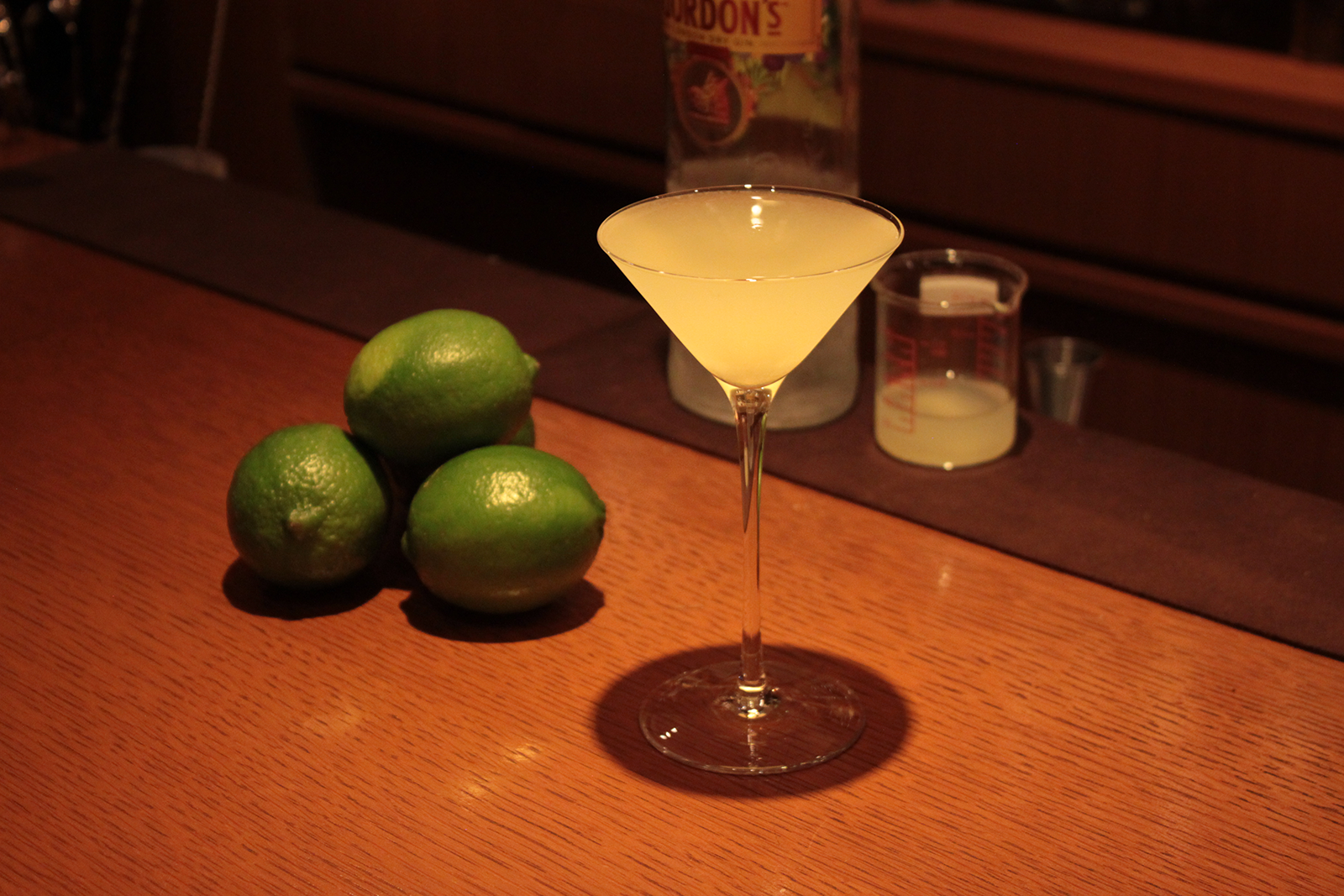 BAR AOTETSUの手仕事による本格カクテル。クリスタルグラスに注がれた深みある一杯