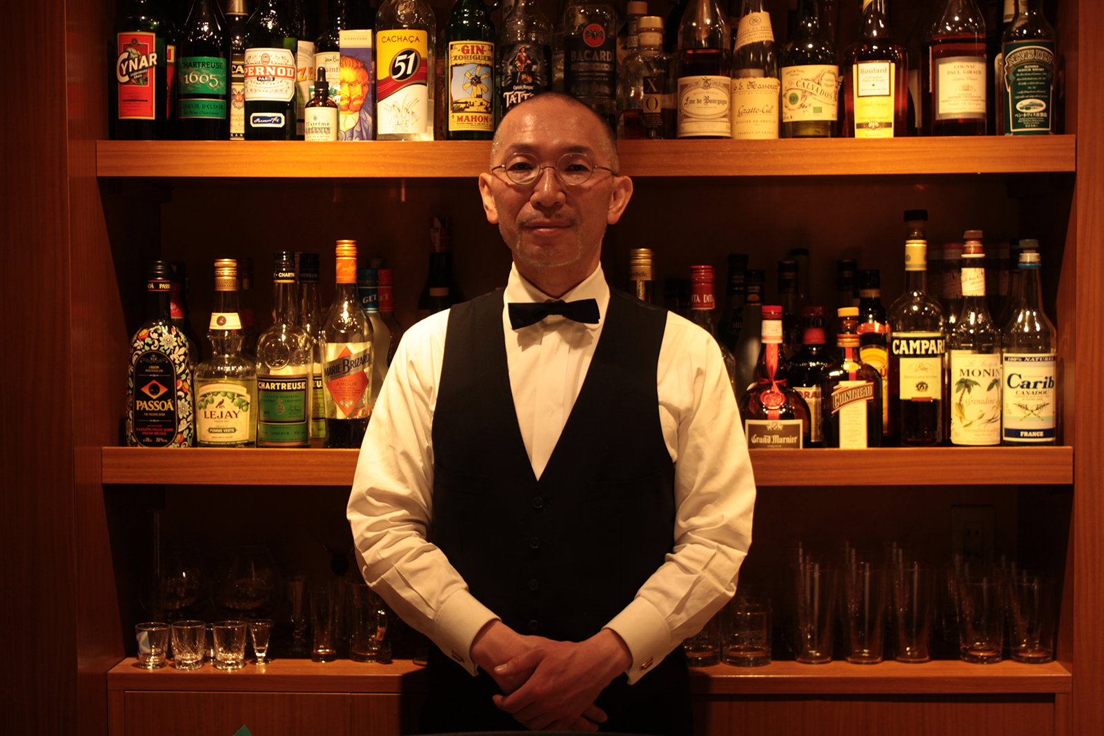 BAR AOTETSUのバーテンダーシルエット、ローカウンターと輝くボトル棚